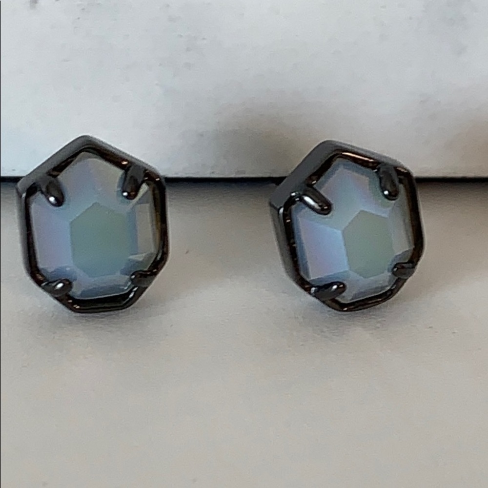 NWOT Kendra Scott Logan stud earrings ✨